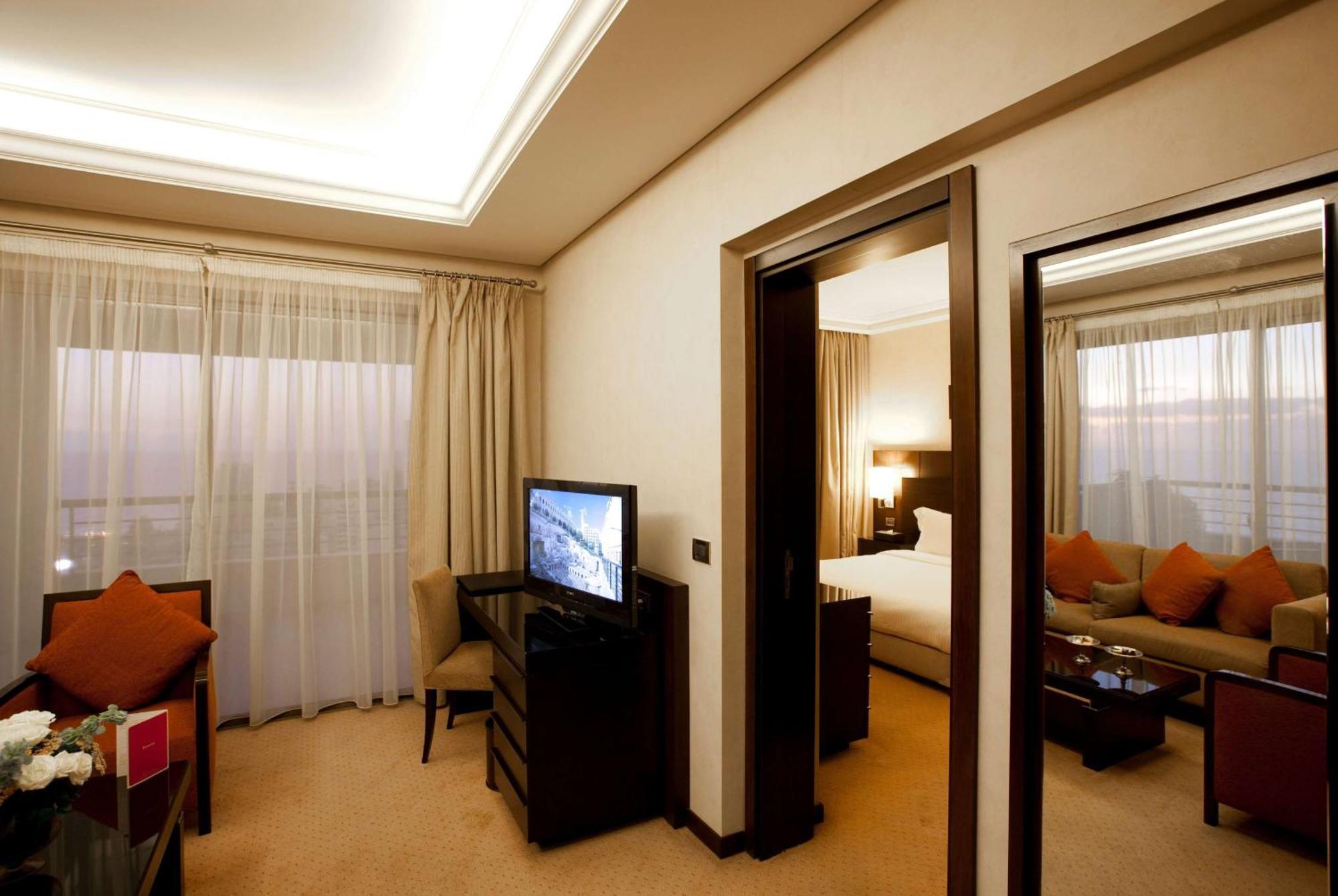 Hotel Ramada Plaza By Wyndham Beirut Raouche Esterno foto