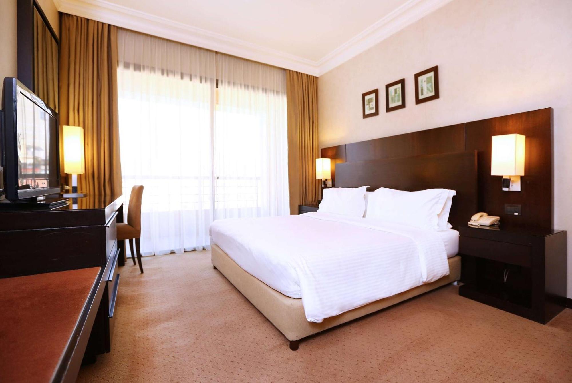 Hotel Ramada Plaza By Wyndham Beirut Raouche Esterno foto