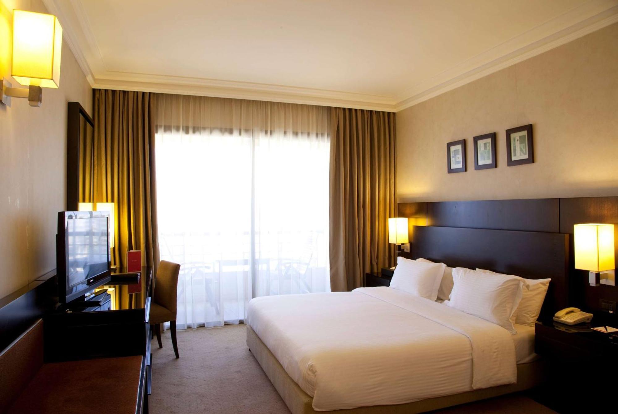 Hotel Ramada Plaza By Wyndham Beirut Raouche Esterno foto