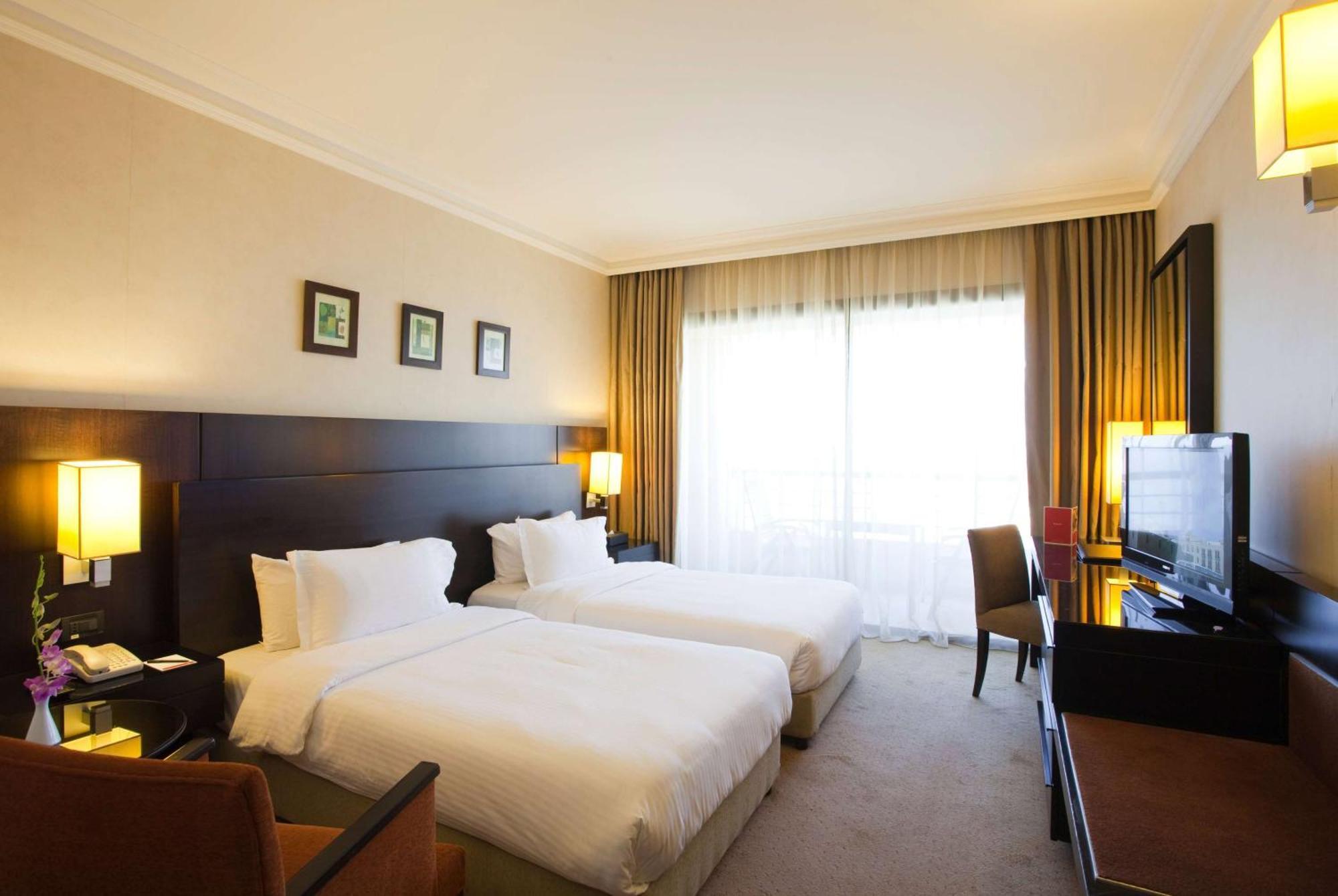 Hotel Ramada Plaza By Wyndham Beirut Raouche Esterno foto