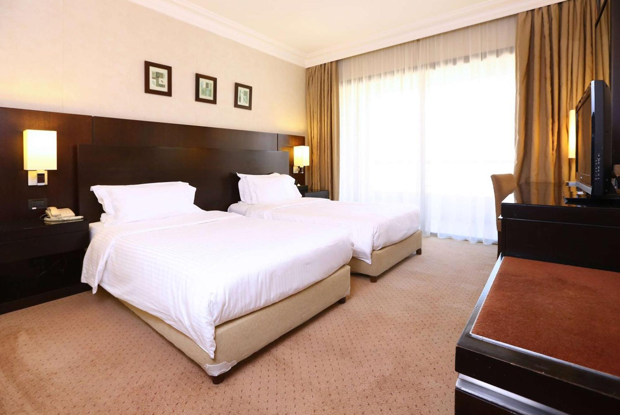 Hotel Ramada Plaza By Wyndham Beirut Raouche Esterno foto