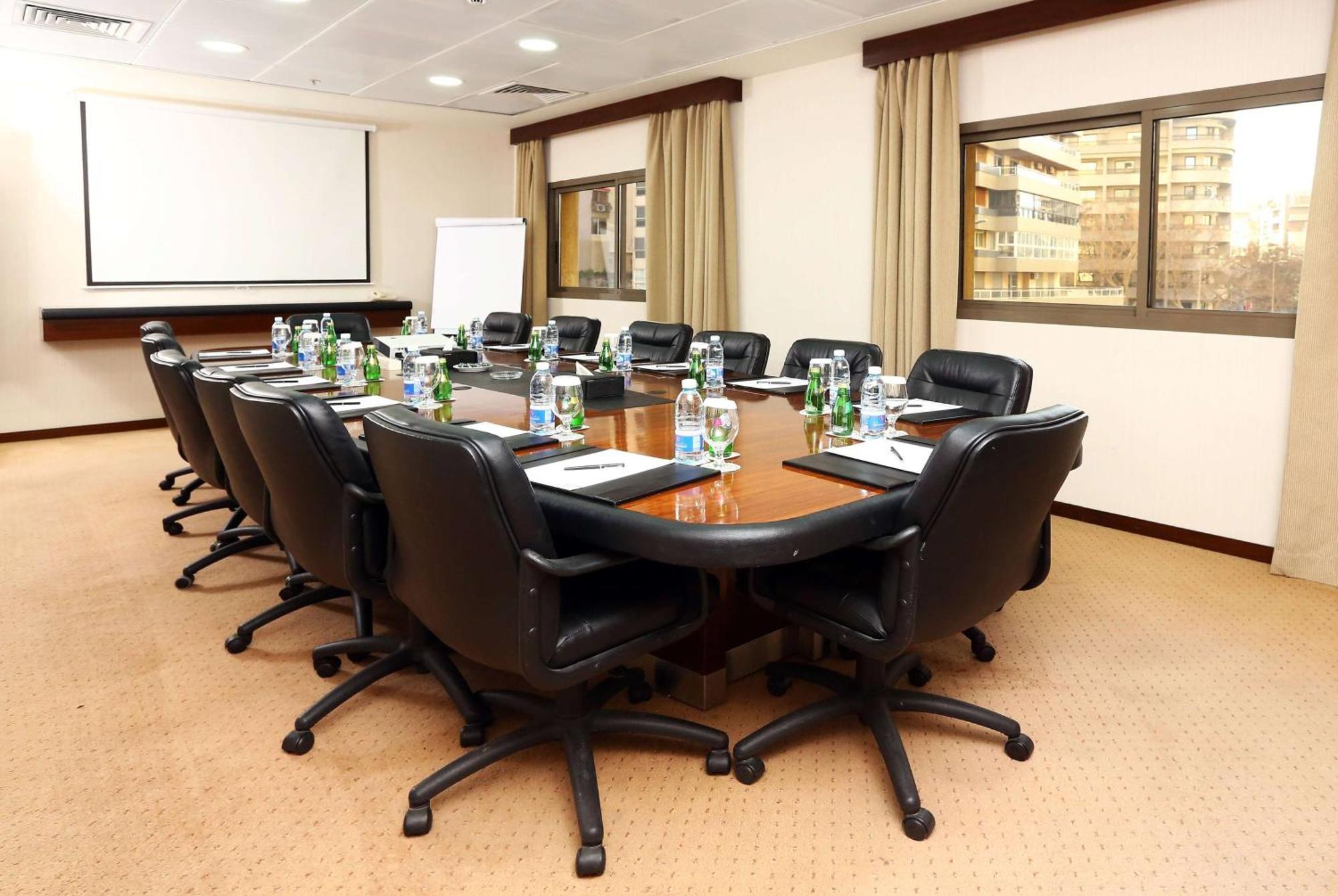 Hotel Ramada Plaza By Wyndham Beirut Raouche Esterno foto