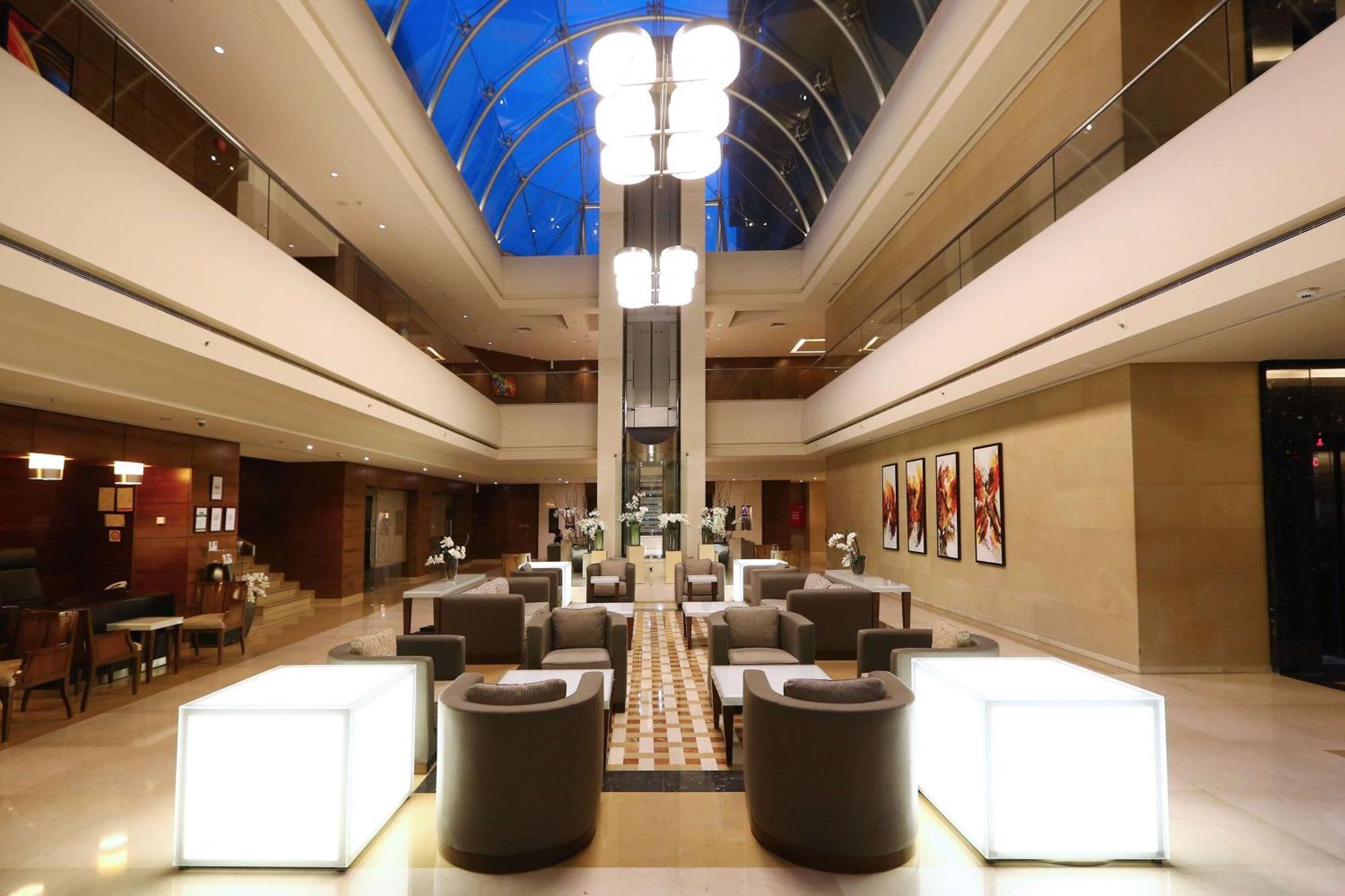 Hotel Ramada Plaza By Wyndham Beirut Raouche Esterno foto
