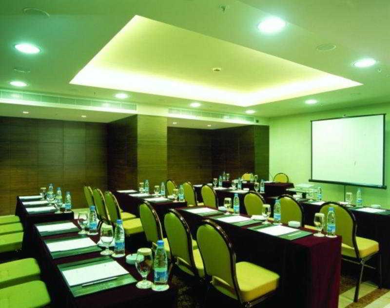 Hotel Ramada Plaza By Wyndham Beirut Raouche Esterno foto