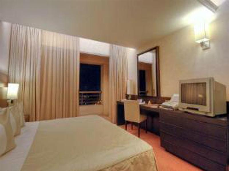 Hotel Ramada Plaza By Wyndham Beirut Raouche Esterno foto