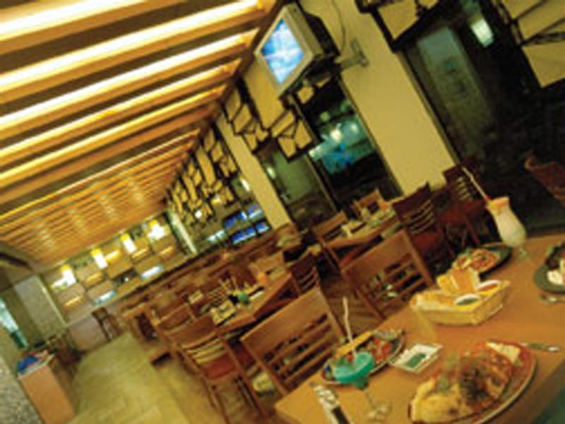 Hotel Ramada Plaza By Wyndham Beirut Raouche Esterno foto