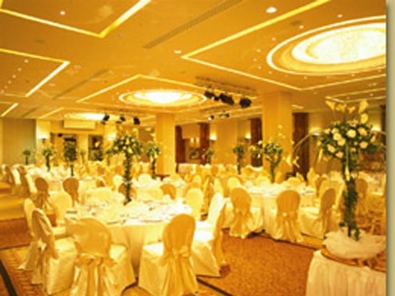Hotel Ramada Plaza By Wyndham Beirut Raouche Esterno foto