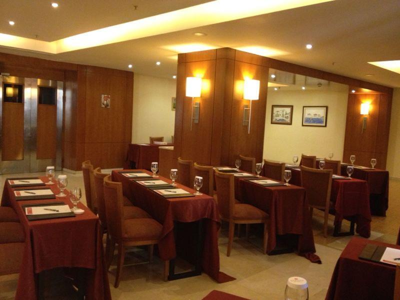Hotel Ramada Plaza By Wyndham Beirut Raouche Esterno foto