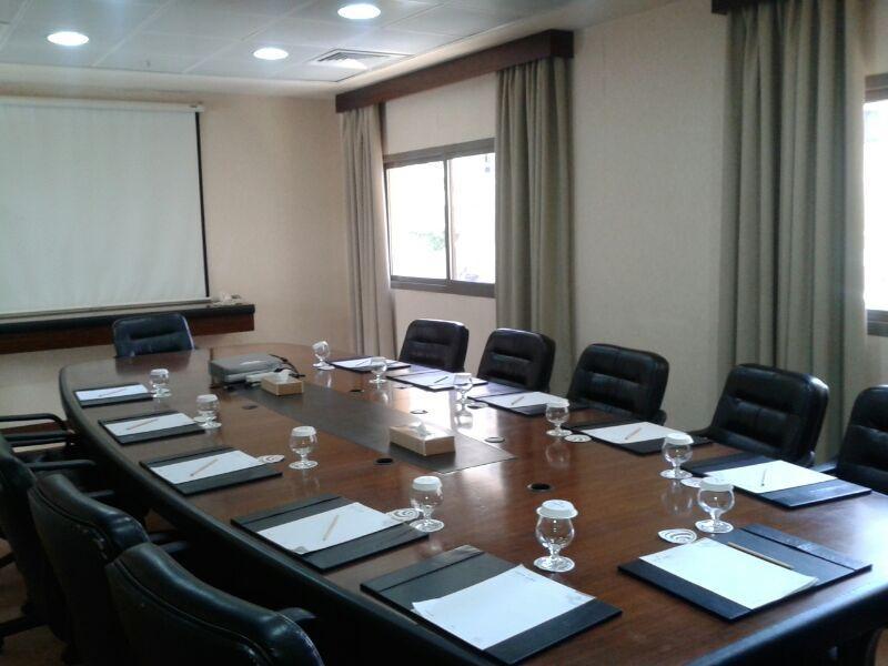Hotel Ramada Plaza By Wyndham Beirut Raouche Esterno foto