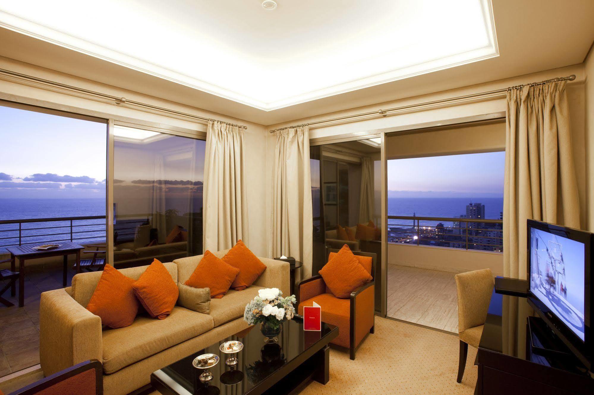 Hotel Ramada Plaza By Wyndham Beirut Raouche Esterno foto
