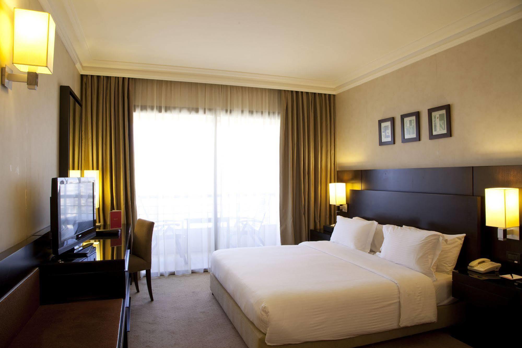 Hotel Ramada Plaza By Wyndham Beirut Raouche Esterno foto