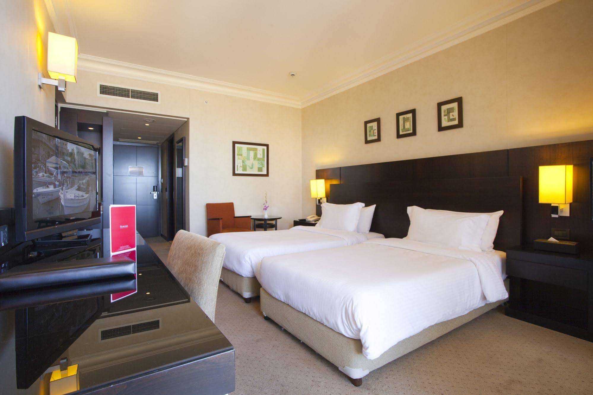 Hotel Ramada Plaza By Wyndham Beirut Raouche Esterno foto