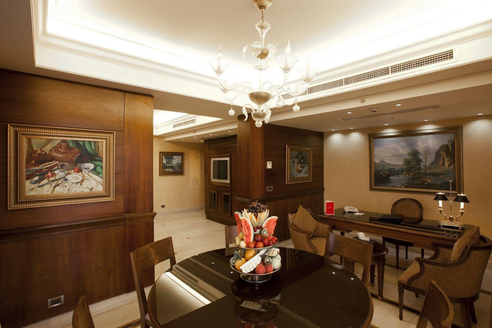 Hotel Ramada Plaza By Wyndham Beirut Raouche Esterno foto