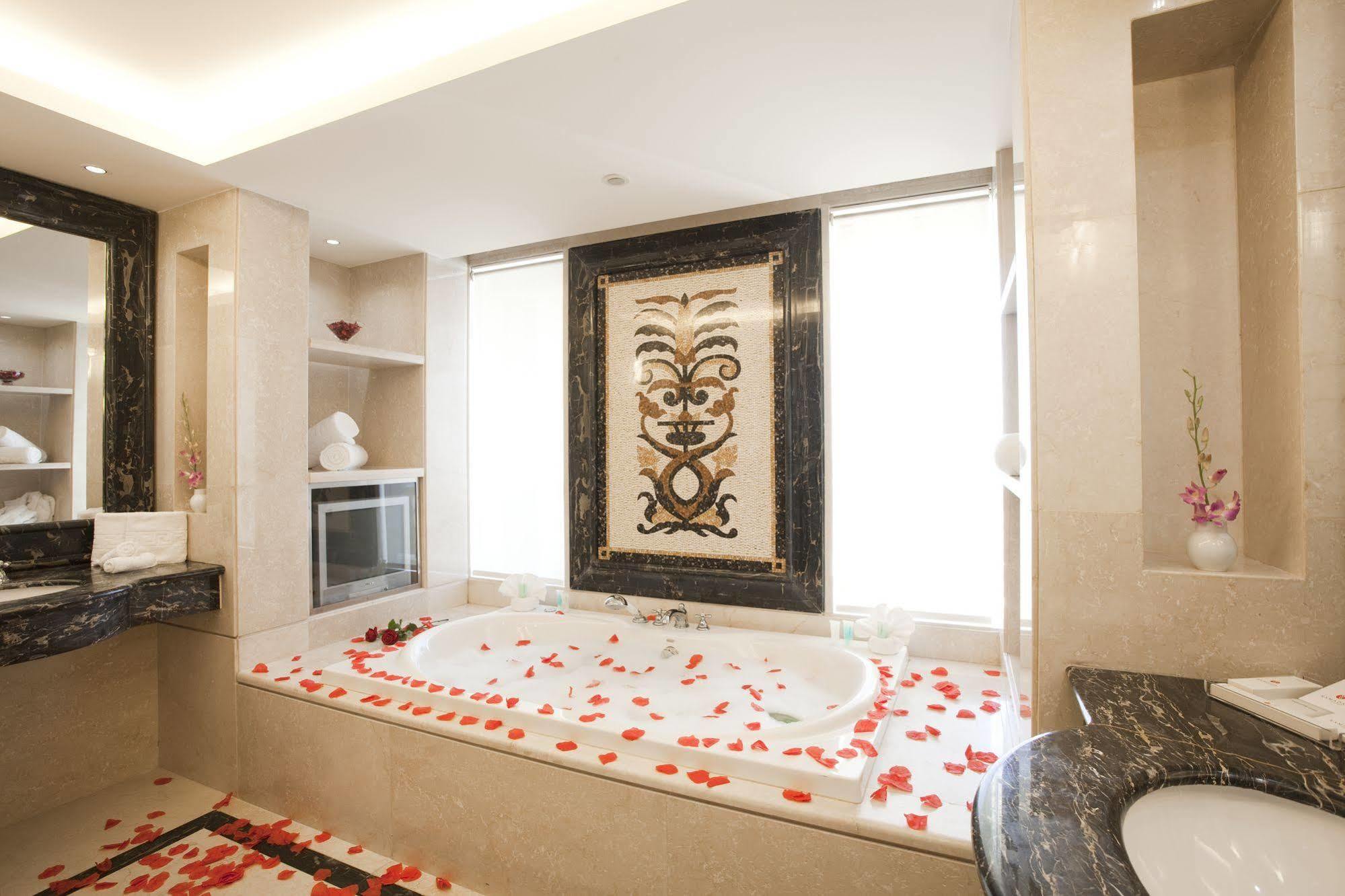 Hotel Ramada Plaza By Wyndham Beirut Raouche Esterno foto