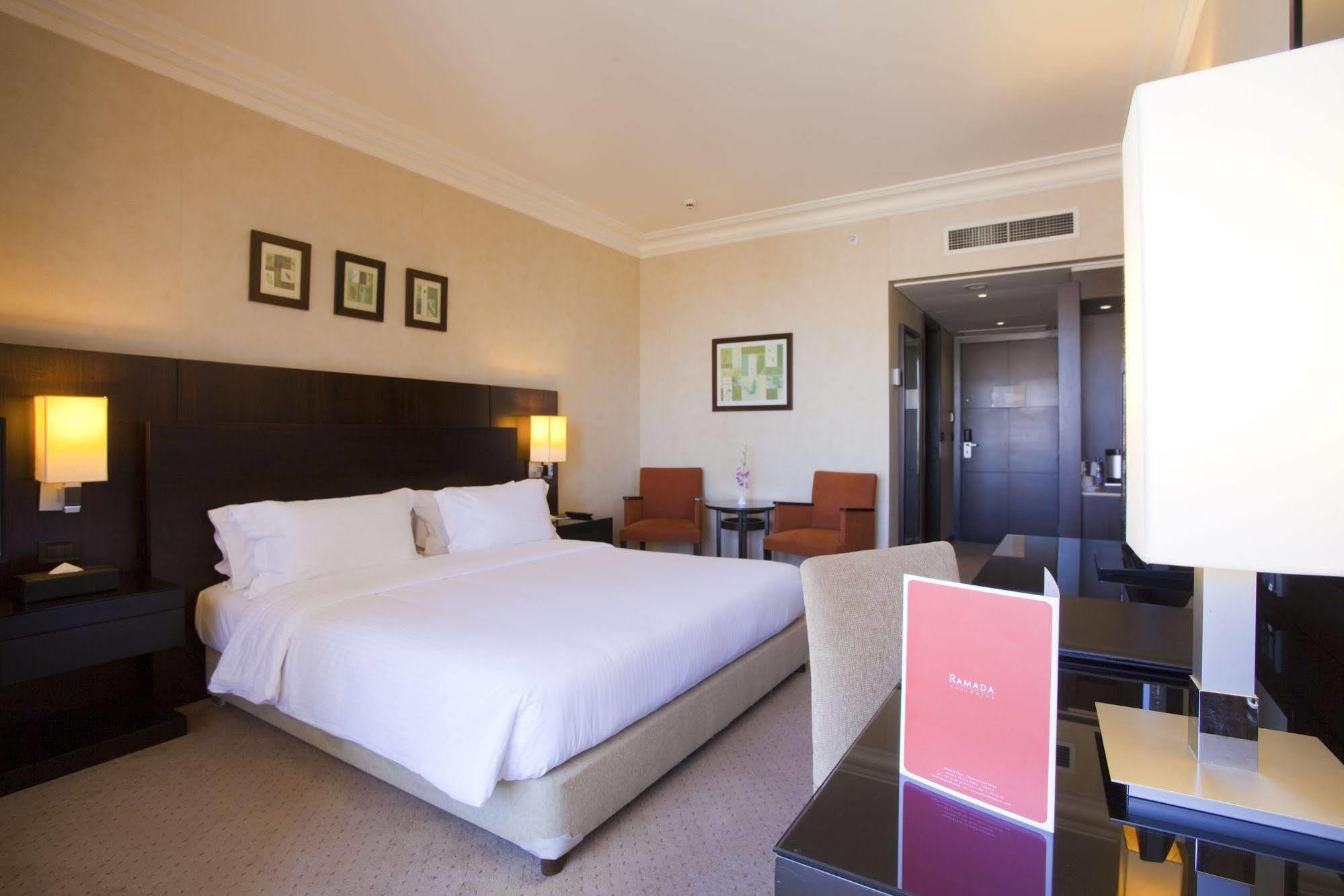 Hotel Ramada Plaza By Wyndham Beirut Raouche Esterno foto