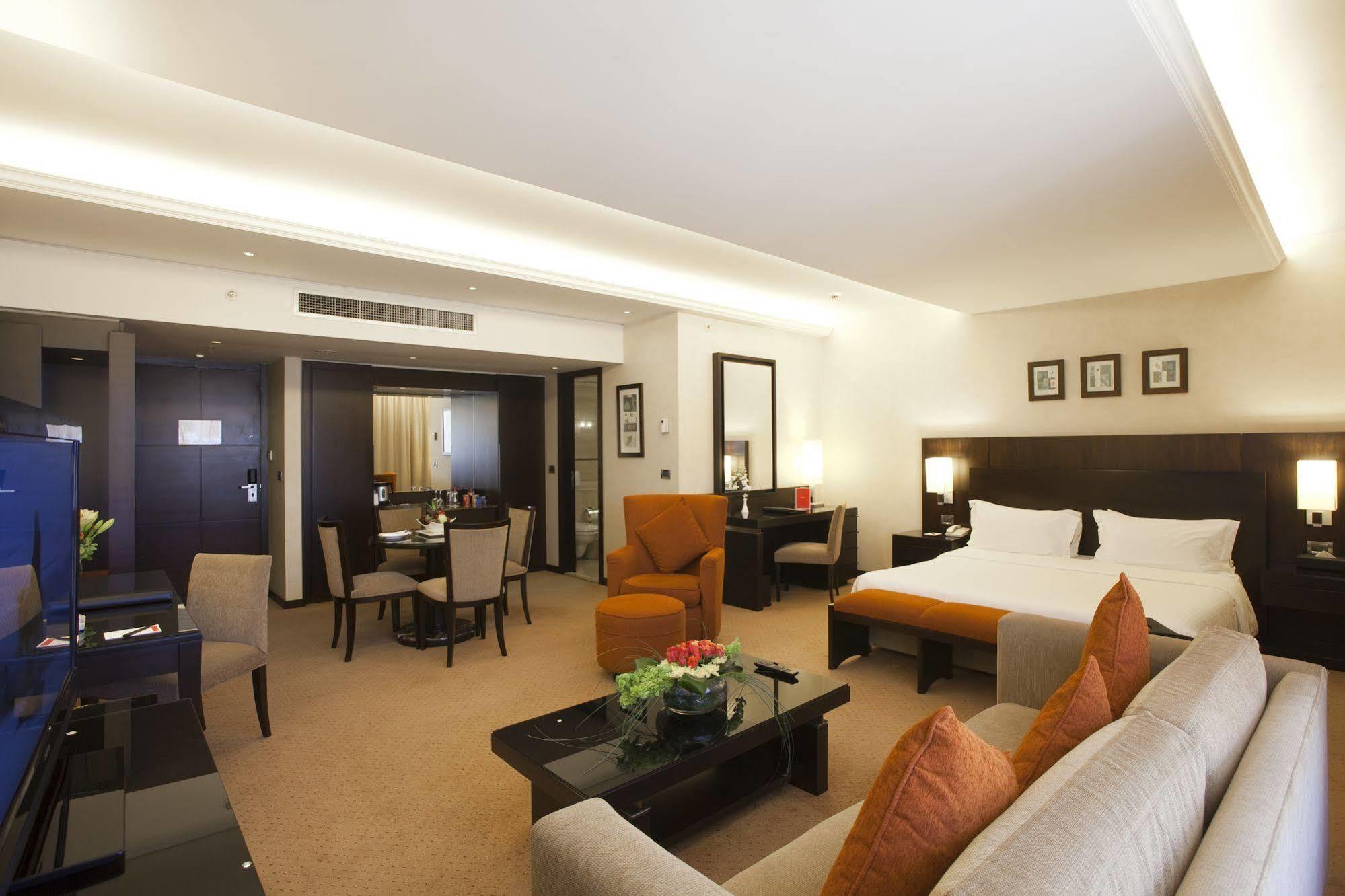 Hotel Ramada Plaza By Wyndham Beirut Raouche Esterno foto