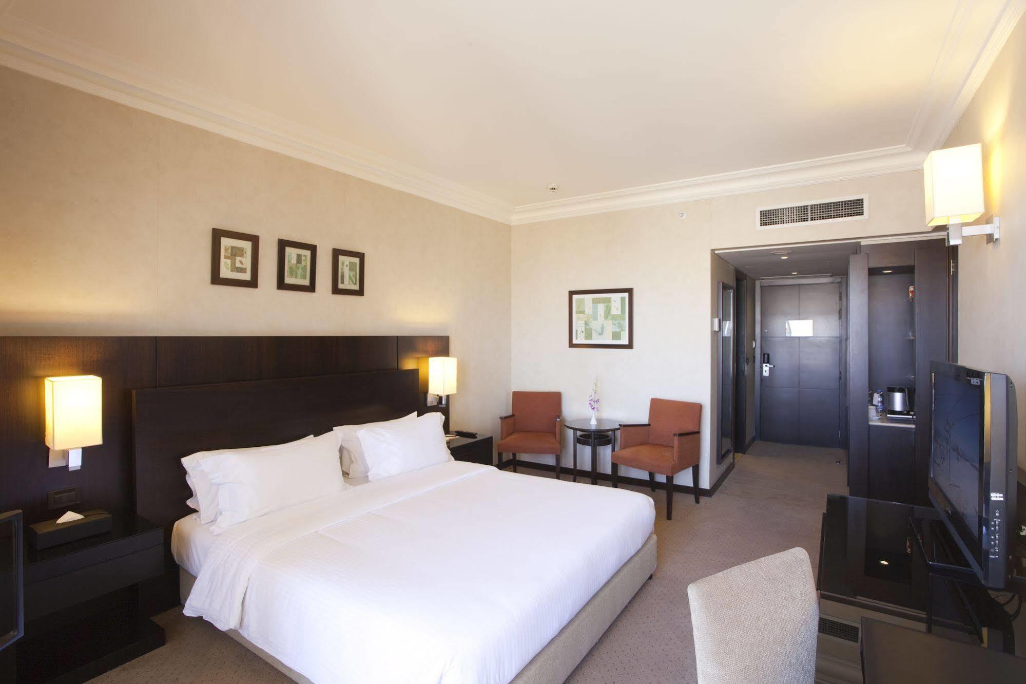 Hotel Ramada Plaza By Wyndham Beirut Raouche Esterno foto