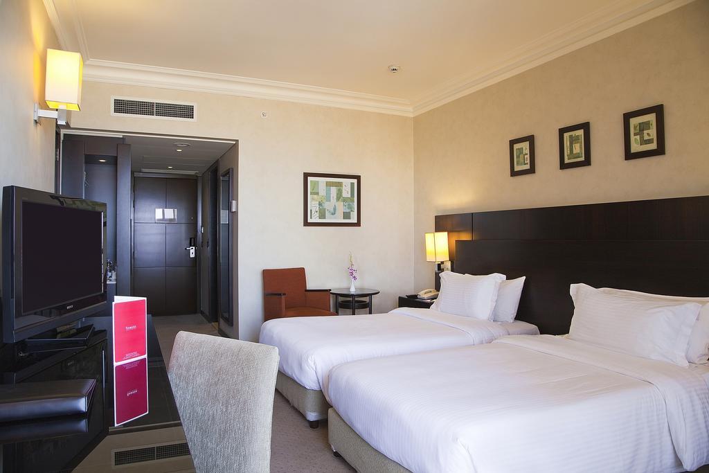 Hotel Ramada Plaza By Wyndham Beirut Raouche Esterno foto