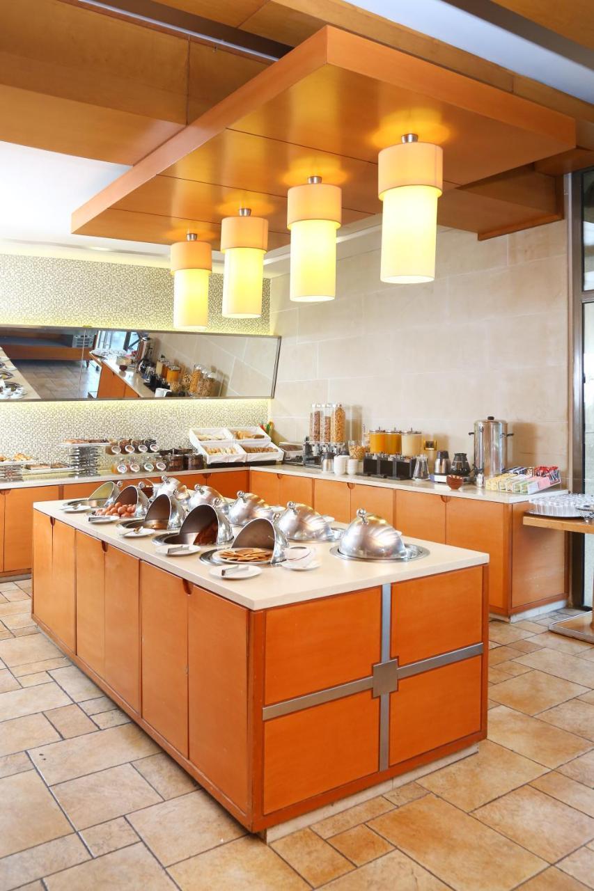 Hotel Ramada Plaza By Wyndham Beirut Raouche Esterno foto
