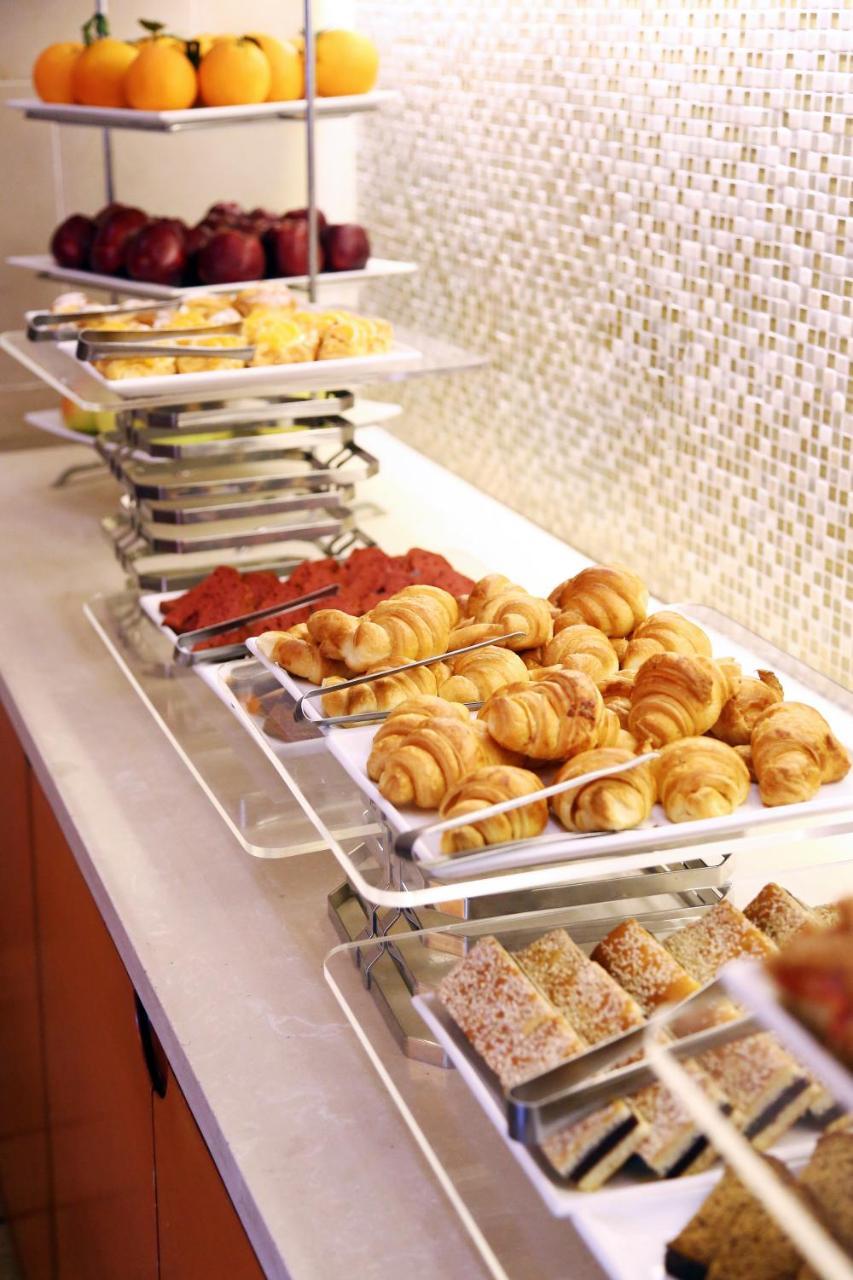 Hotel Ramada Plaza By Wyndham Beirut Raouche Esterno foto